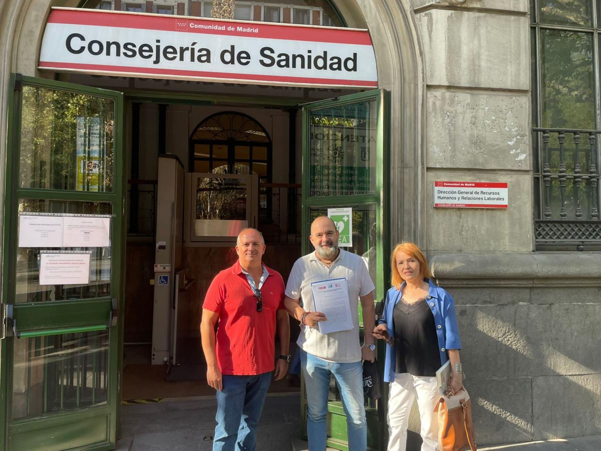 Solicitamos la creación de coordinad@r de matronas en Atención Primaria. De izq. a drcha. Mariano Martín-Maestro, secretario general CCOO Sanidad Madrid; Julián Ordoñez, secretario general UGT Sanidad Madrid, Rosa Vicente, secretaria Área Sanidad CSIT Unión Profesional.