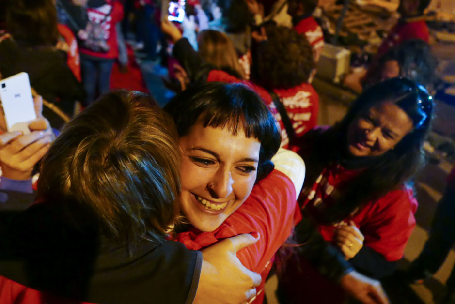Los trabajadores de Coca Cola entran a trabajar en la fábrica tras más de un año de lucha