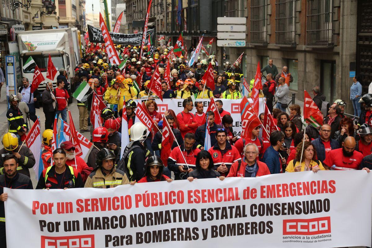 Manifestación en Madrid por una regulación estatal consensuada para los bomberos