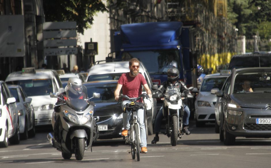 Bicicleta en la Plaza de Neptuno de Madrid el Día sin Coches