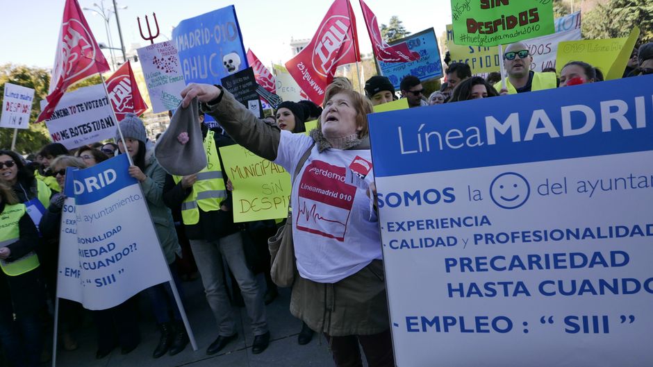 Concentración de trabajadoras de Linea Madrid en Cibeles