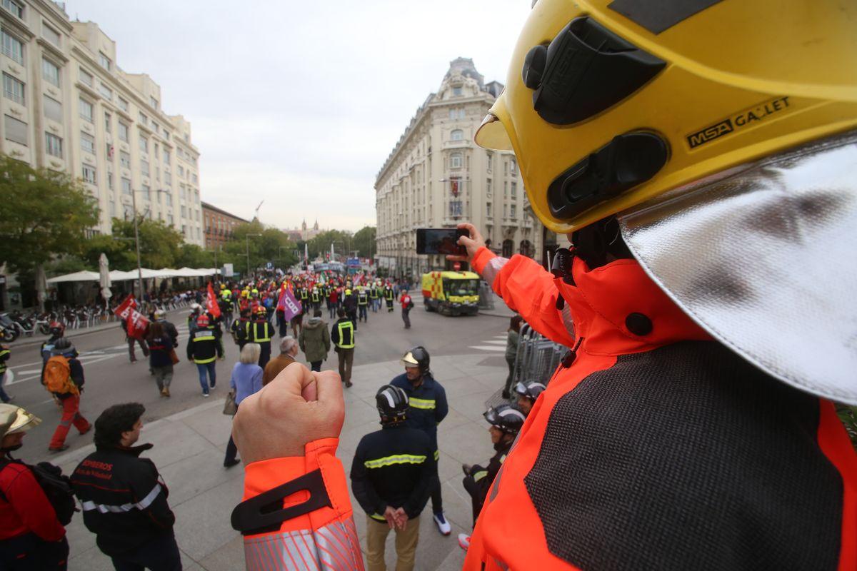 Manifestación en Madrid por una regulación estatal consensuada para los bomberos