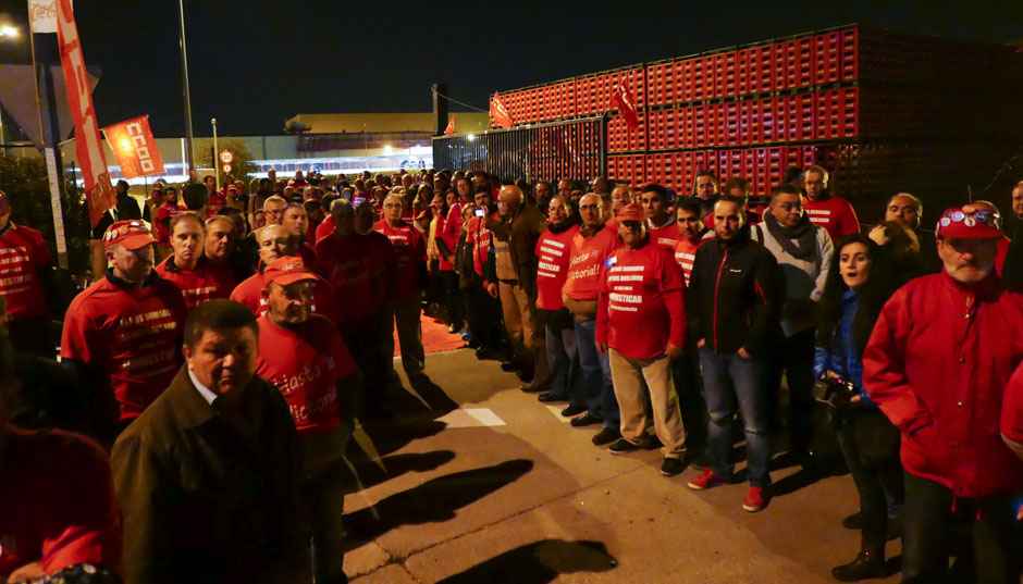 Los trabajadores de Coca Cola entran a trabajar en la fábrica tras más de un año de lucha