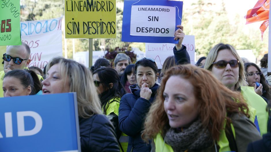 Concentración de trabajadoras de Linea Madrid en Cibeles