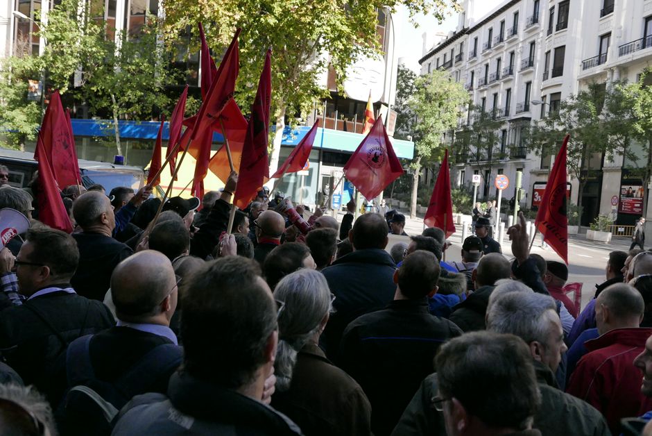 Concentración en defensa de la EMT frente a la sede del PP en Madrid