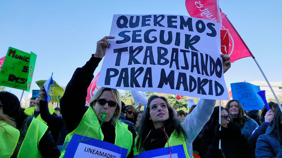 Concentración de trabajadoras de Linea Madrid en Cibeles