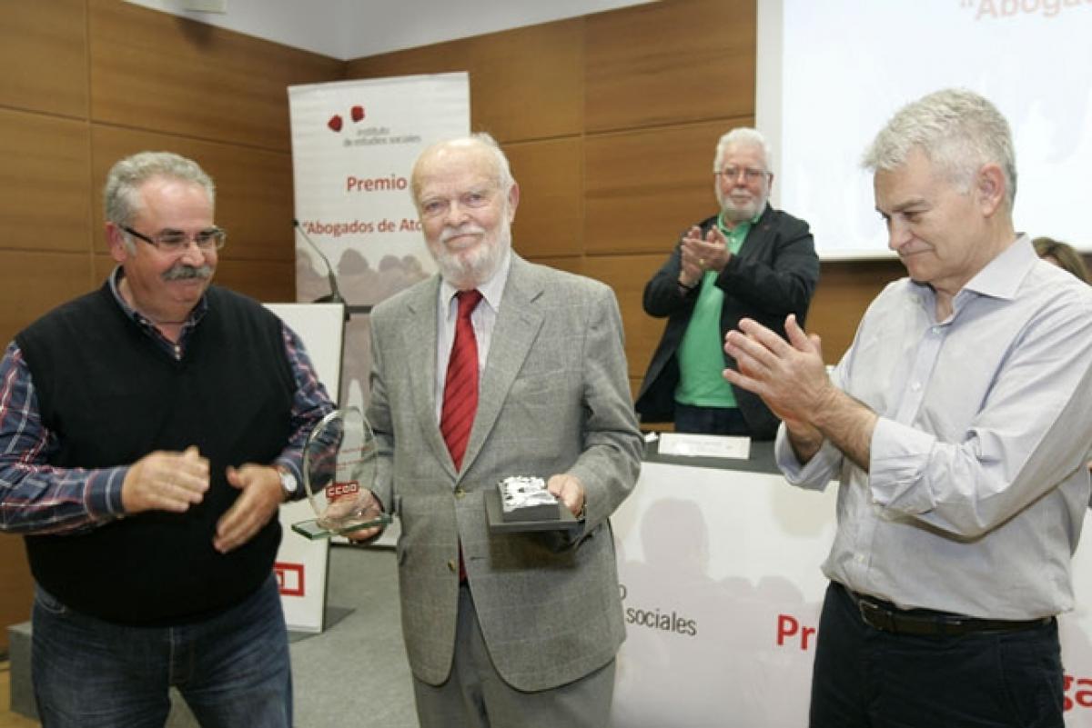 Entregando el premio a Martín Pallín
