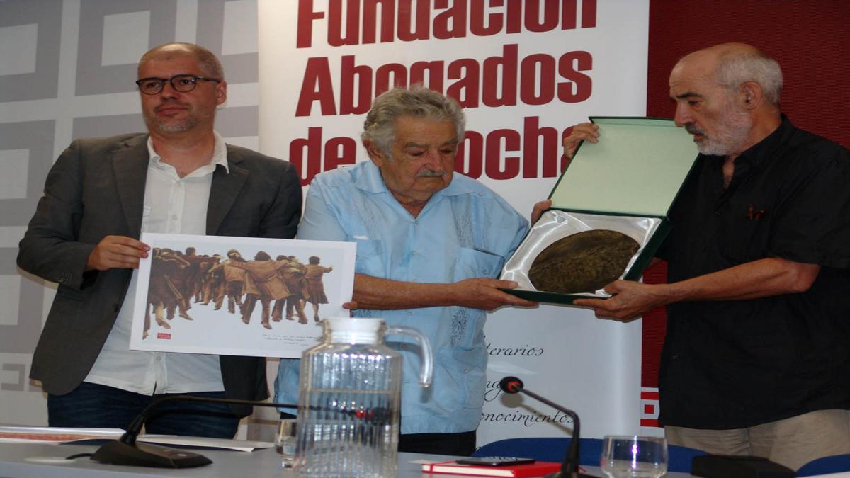 Momento en que Pepe Mjica recibe el Premio Abogados de Atocha