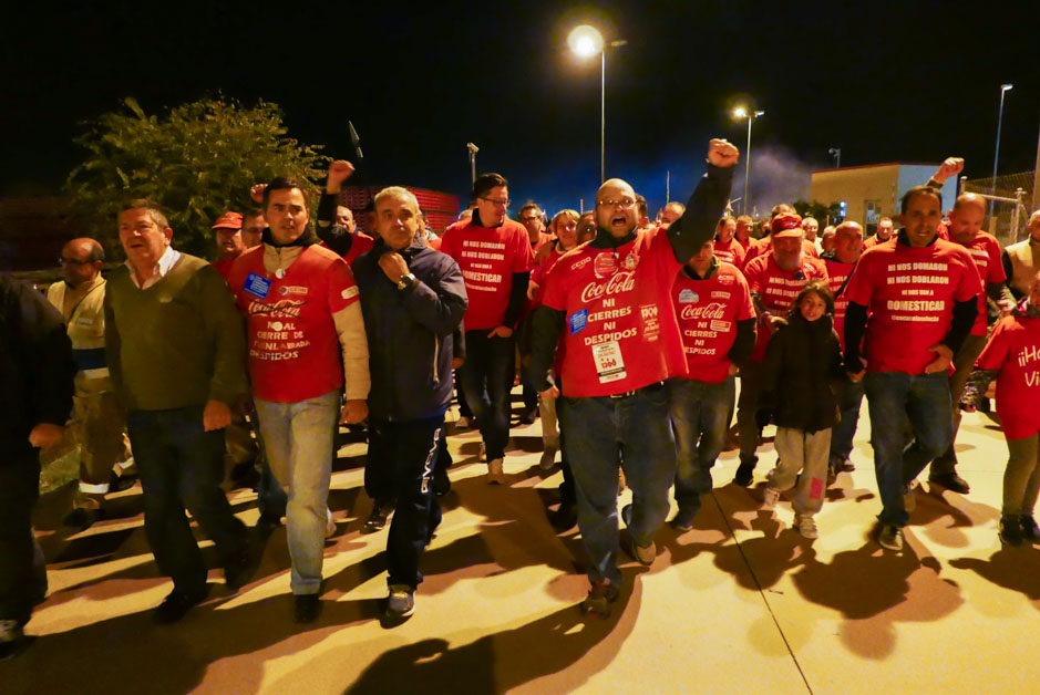 Los trabajadores de Coca Cola entran a trabajar en la fábrica tras más de un año de lucha