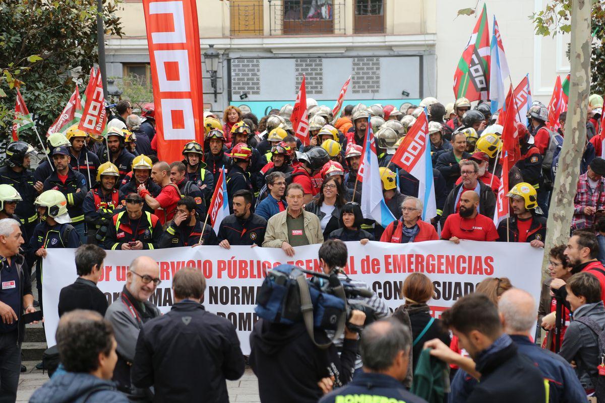 Manifestación en Madrid por una regulación estatal consensuada para los bomberos