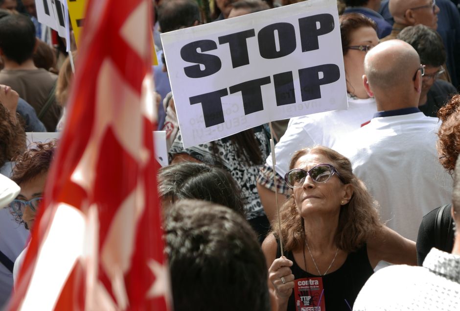 CCOO y UGT exigen la paralización inmediata de los tratados de libre comercio